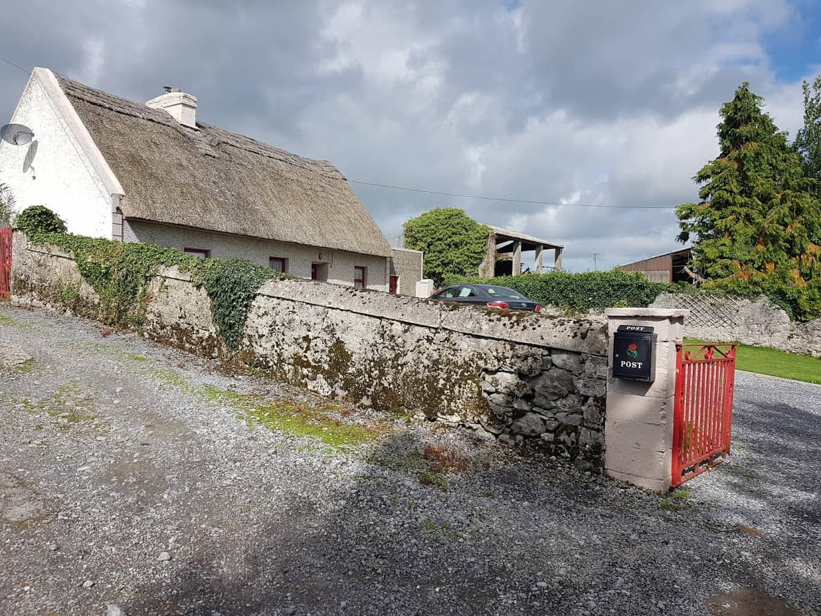 Image of a thatched Cottage on Kinincha Road