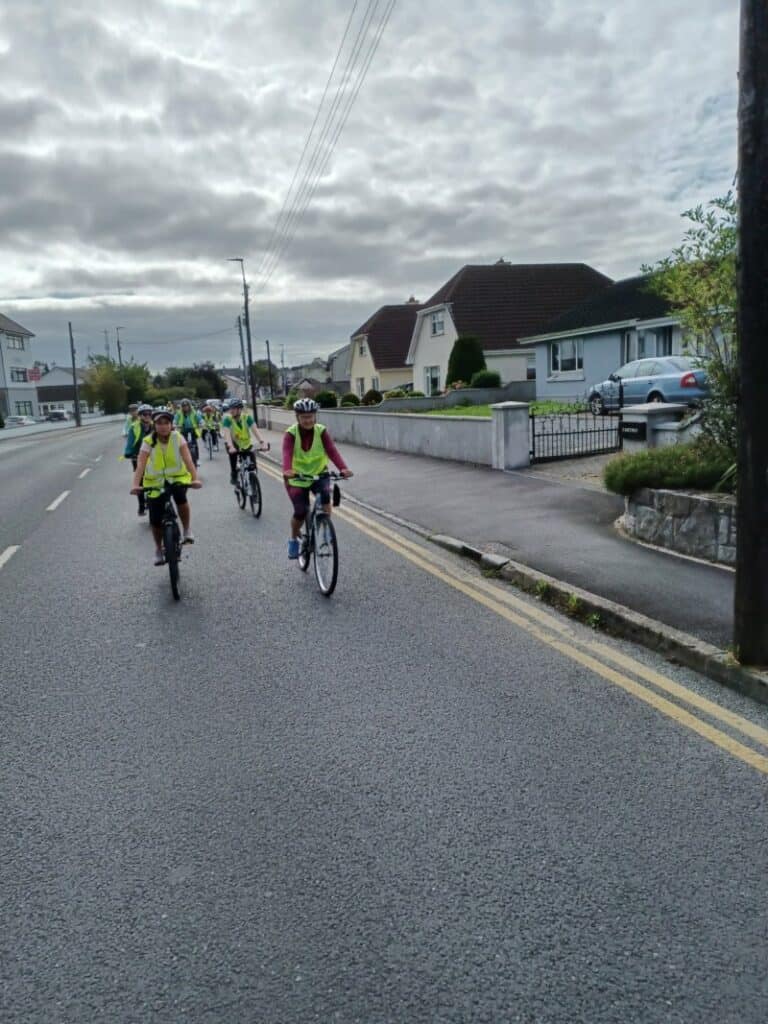picture of people cycling in Gort